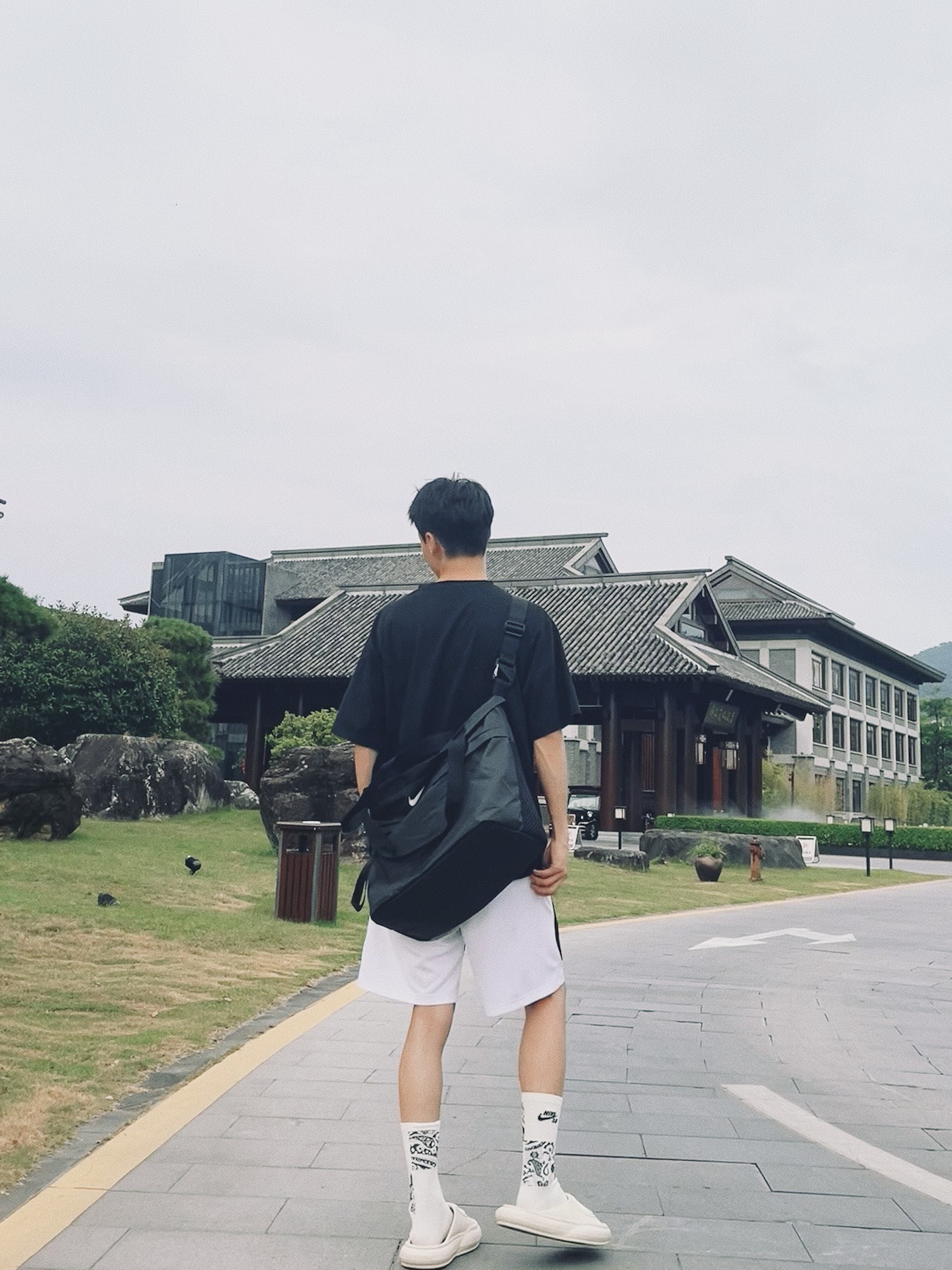 背影杀手一下8️⃣#男生夏日穿搭ootd #晒晒男生穿搭ootd #男孩的