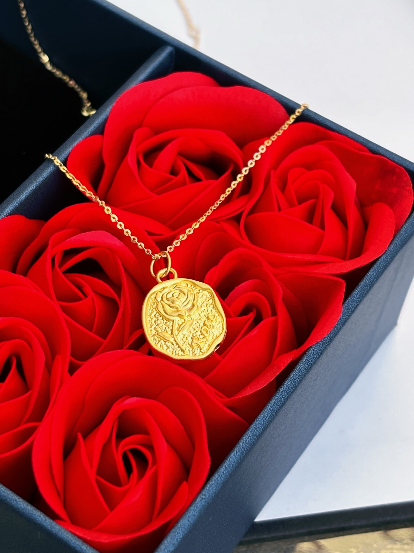 入手的姐妹们可以看一下
他真的很好看
一点也不俗气
#足金玫瑰花项链