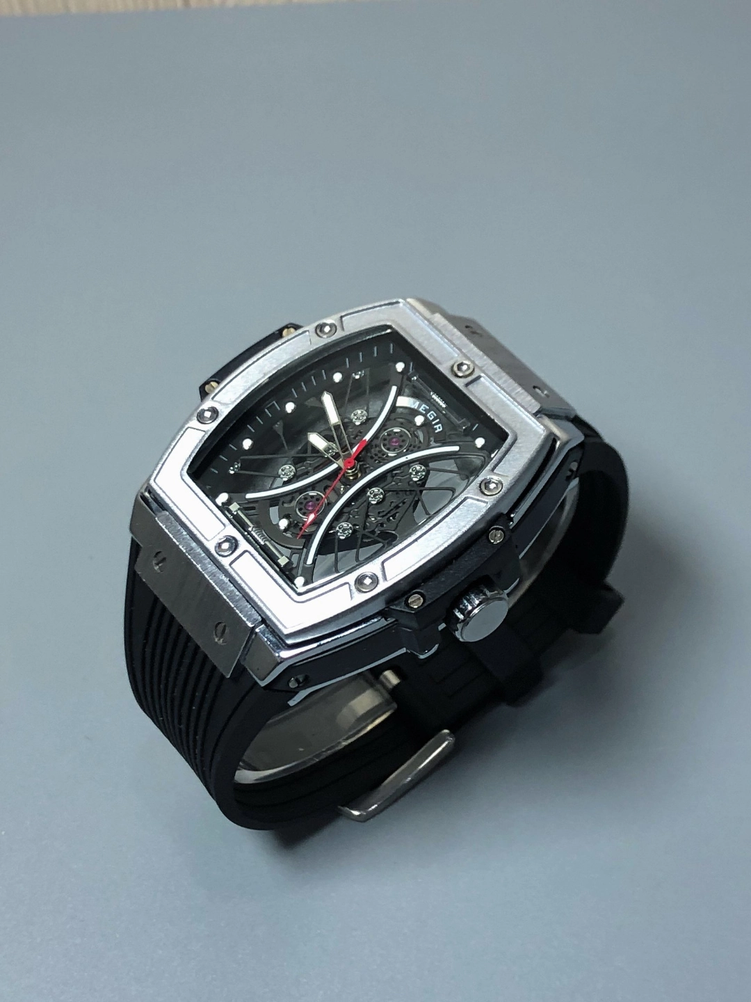 实物比图片更好看!酒桶型镂空机械表