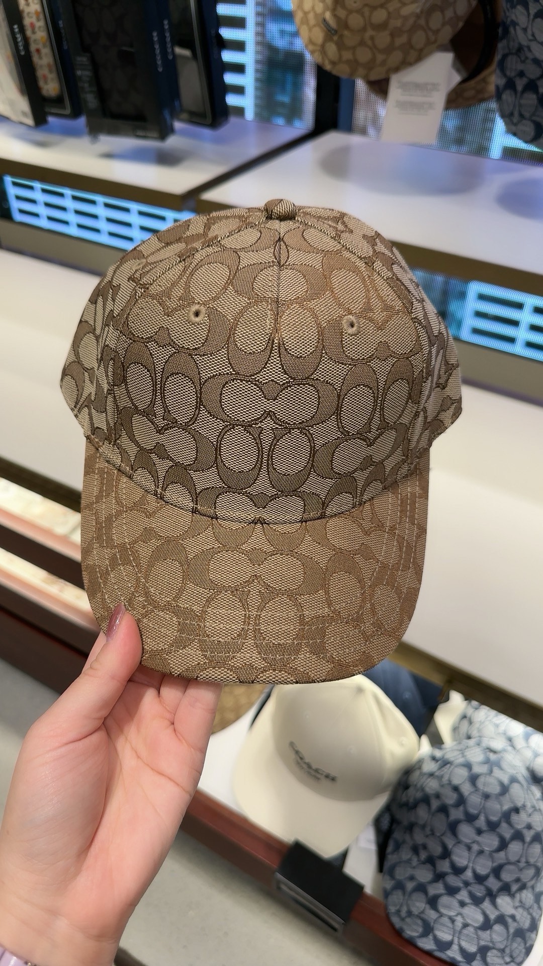 m/l头围54～64cm
前面顶是稍硬的,不压刘海
#coach蔻驰 #帽子推荐