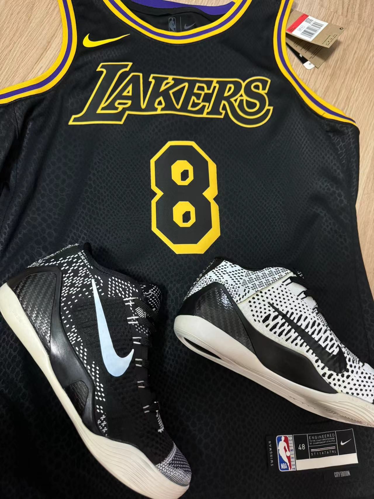 纪念科比 #黑曼巴球衣 #kobe8纪念款 
前8后24
黑曼巴球衣科比纪念款