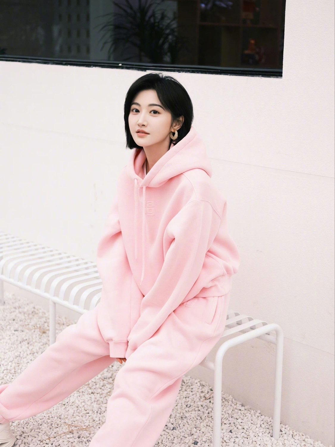 景甜私服穿搭,身穿粉色运动套装休闲随性不失俏皮少女感93粉嫩嫩的