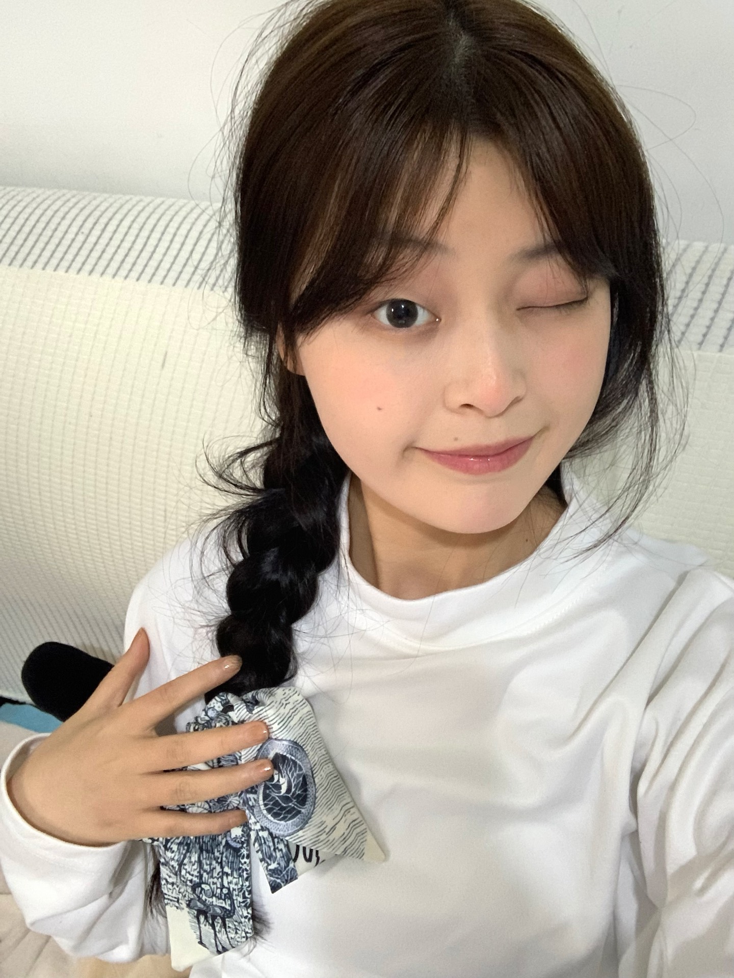 发带扎辫子也很好看