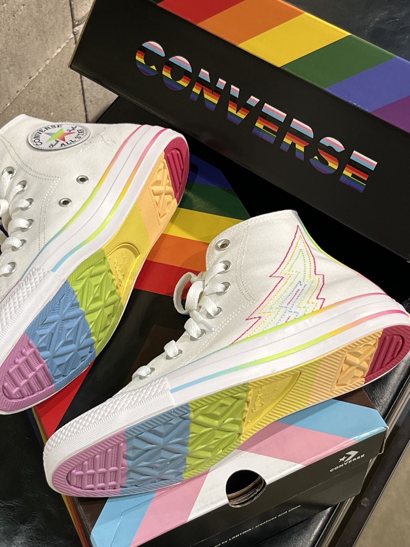 来点不一样的匡威彩虹鞋!