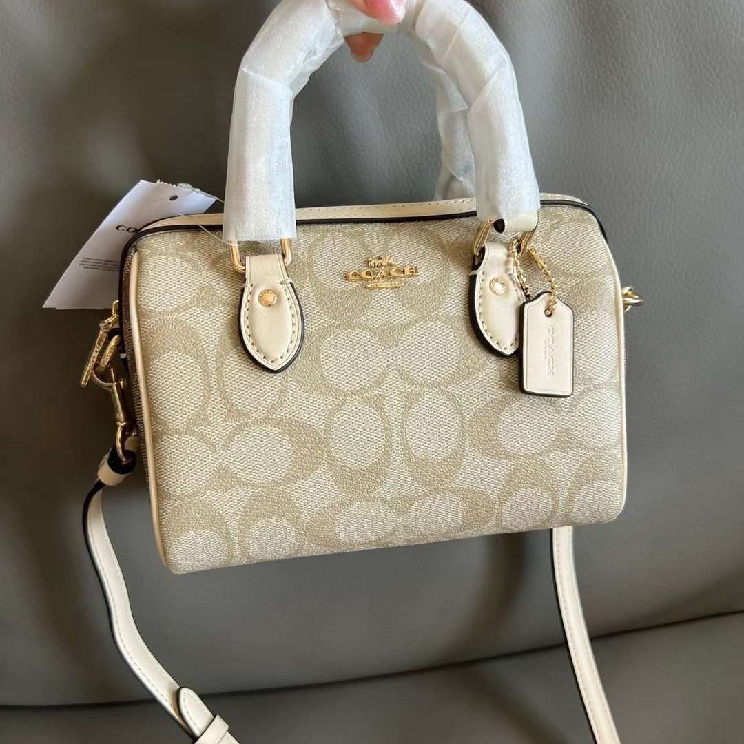 coach蔻驰rowan 18经典老花拉链开合 涂层帆布
拼皮革 手提单肩斜挎包