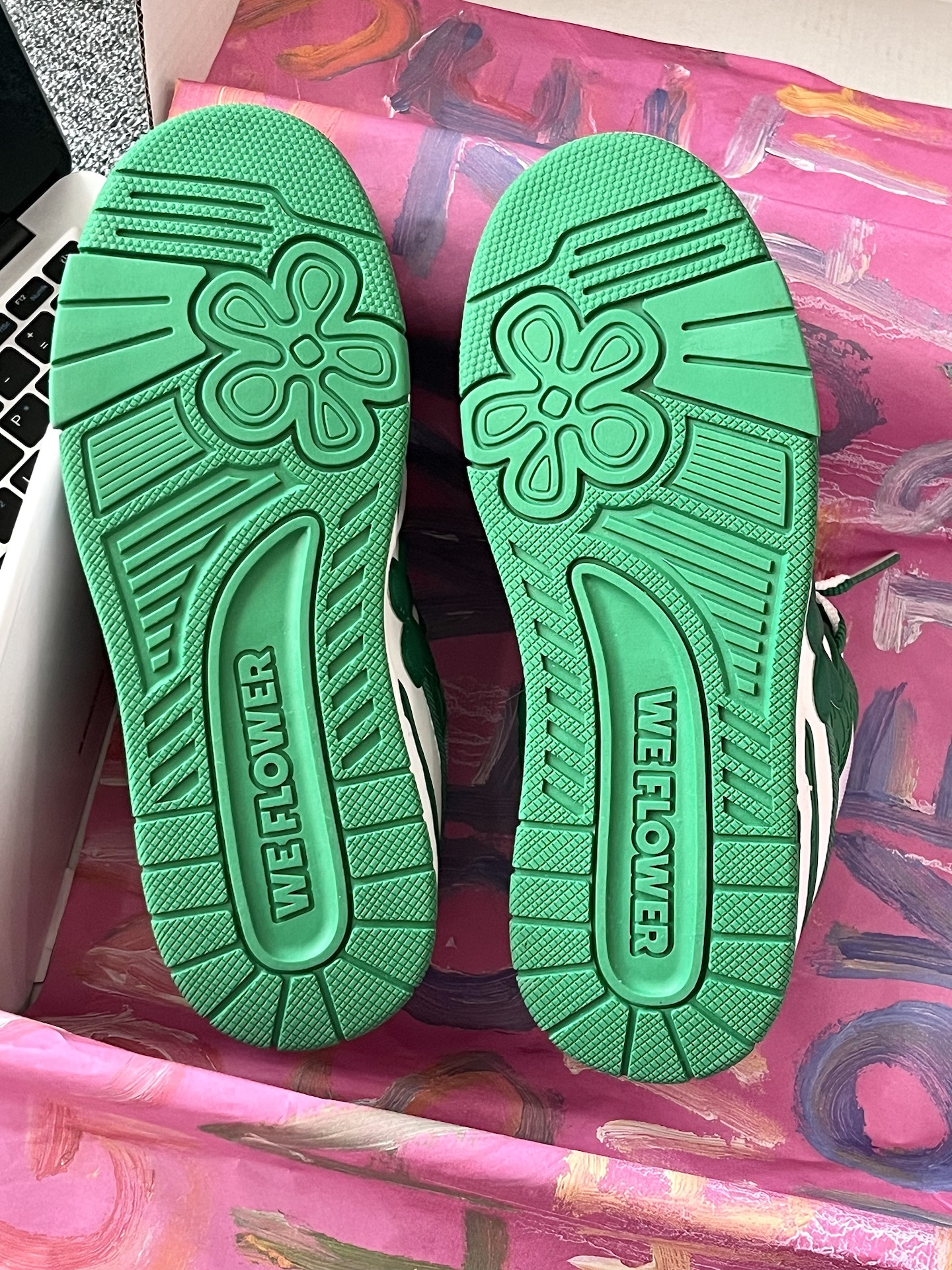 拜托!春天怎么能错过这双连鞋底都是花花的板鞋呢!