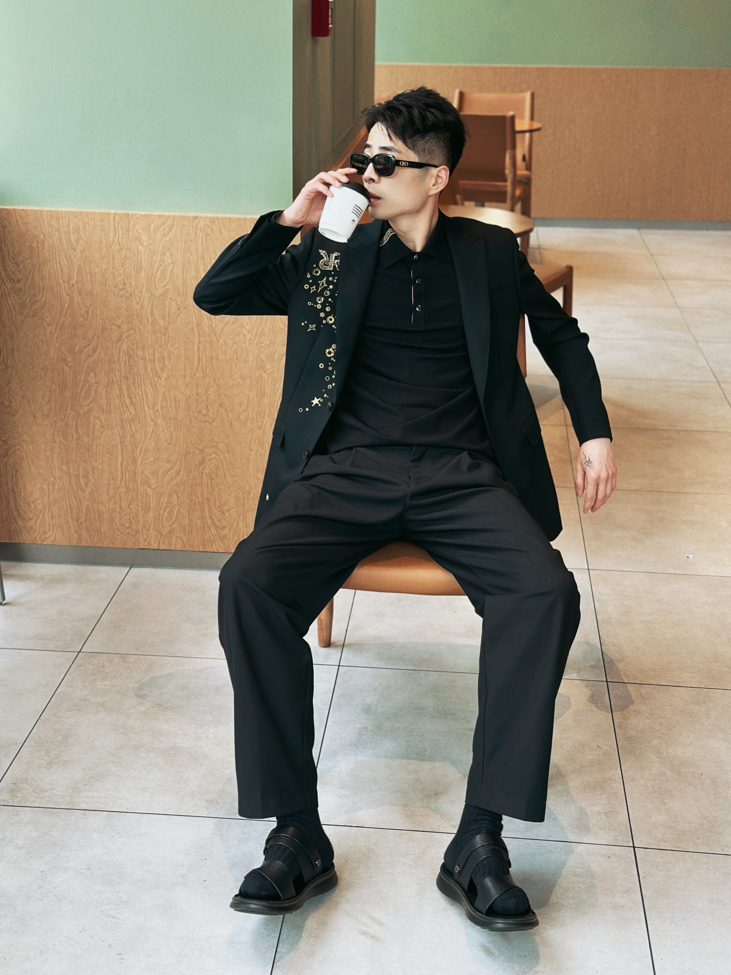 a0404 b04585259  | 西装配拖鞋 ,这你受得了么 ?