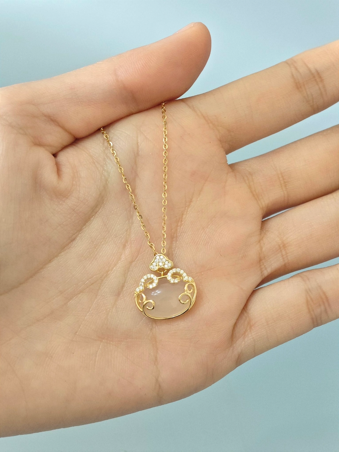 最近入手了一个古风清冷感项链
真的爱不释手💕
是祥云平安锁的设计