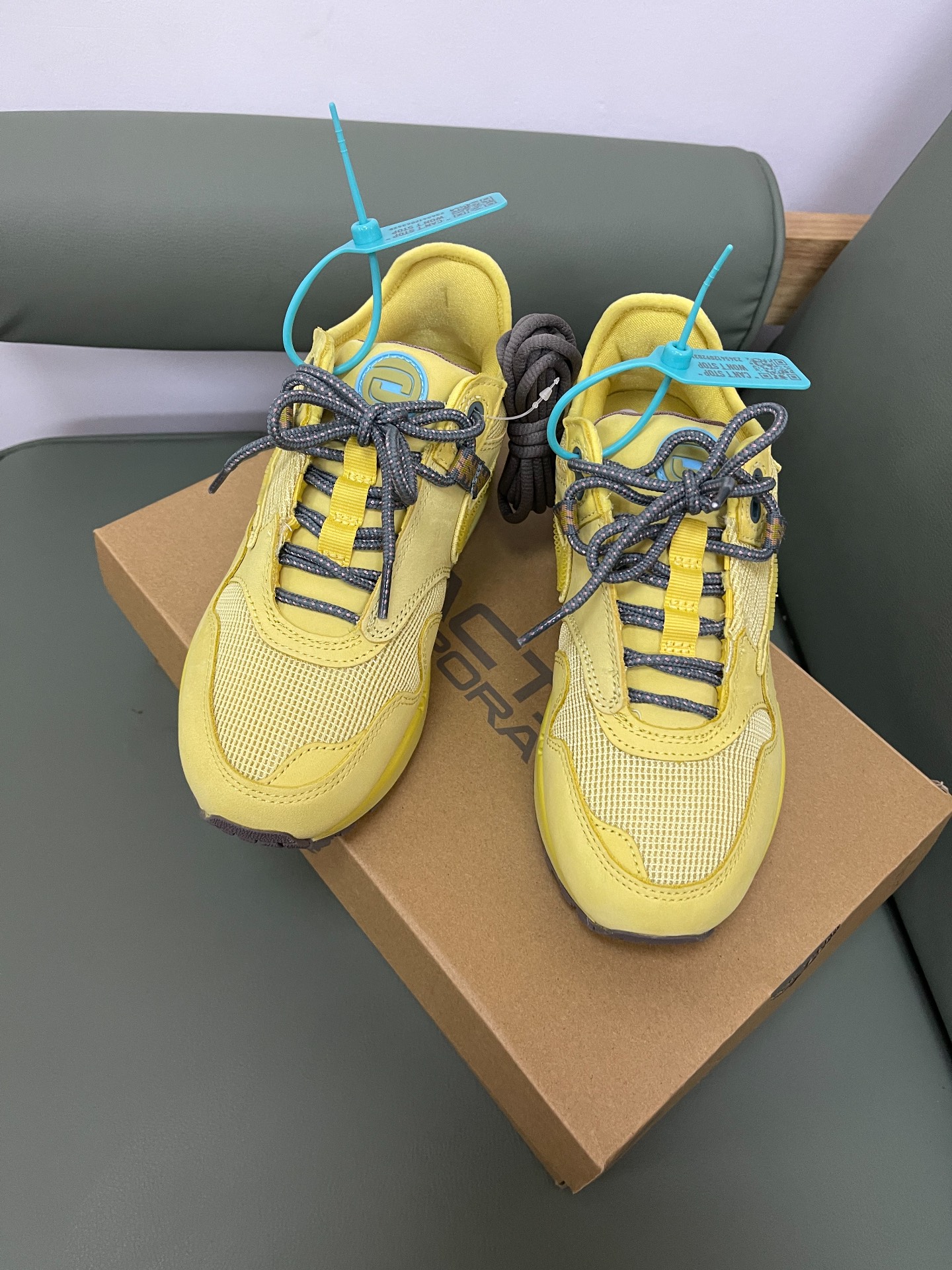 custom review-nike university Air Max 1 Travis Scott Cactus Jack Saturn Gold