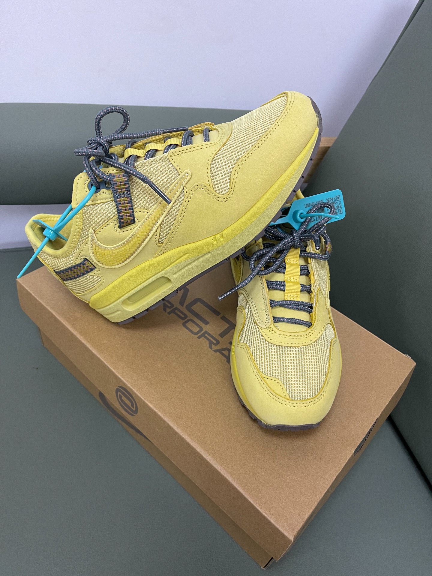 custom review-nike university Air Max 1 Travis Scott Cactus Jack Saturn Gold