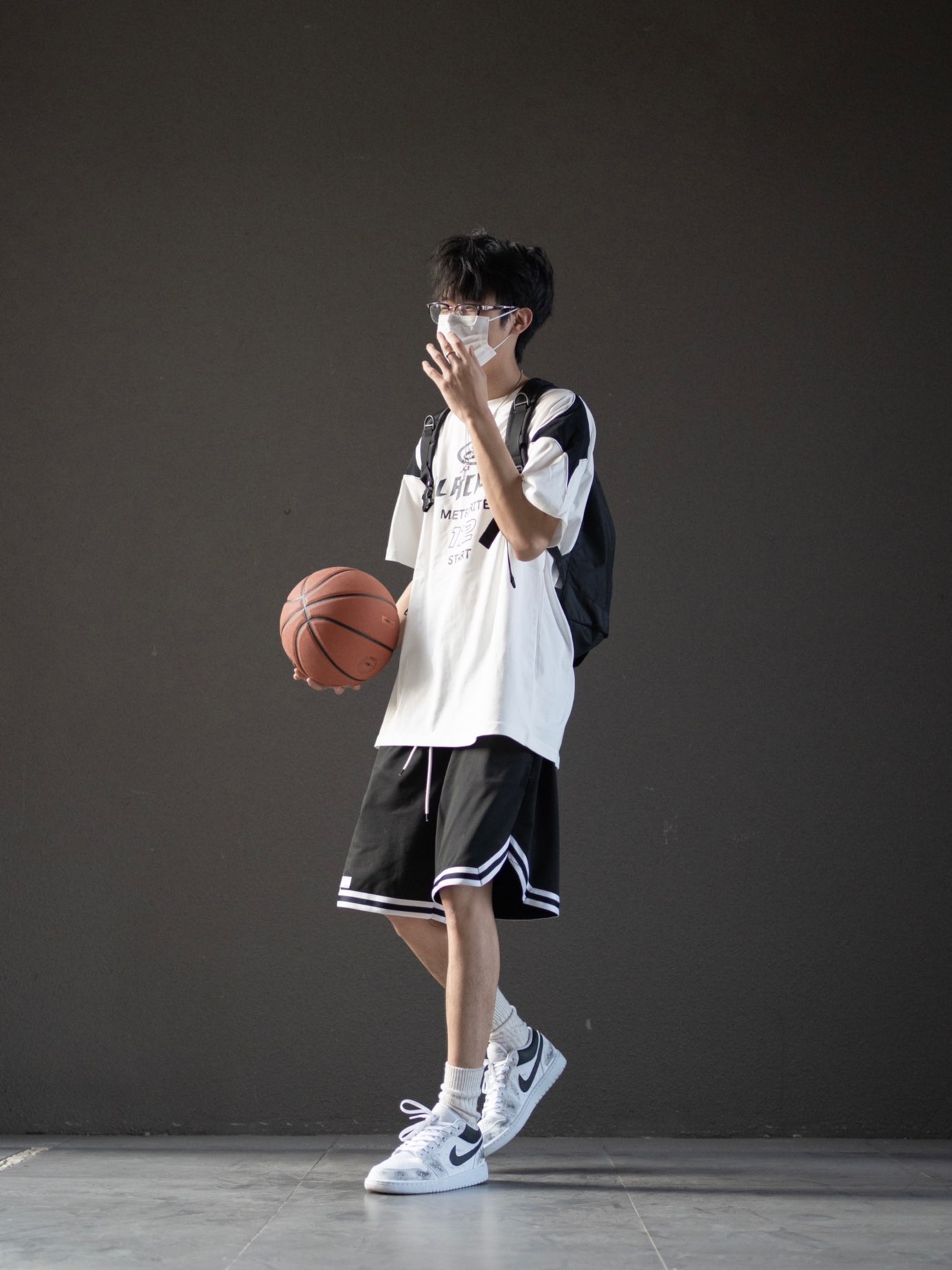 组搭配上就是男高中生
还不来学
休闲短袖 运动裤
搭配一个wilosn篮球