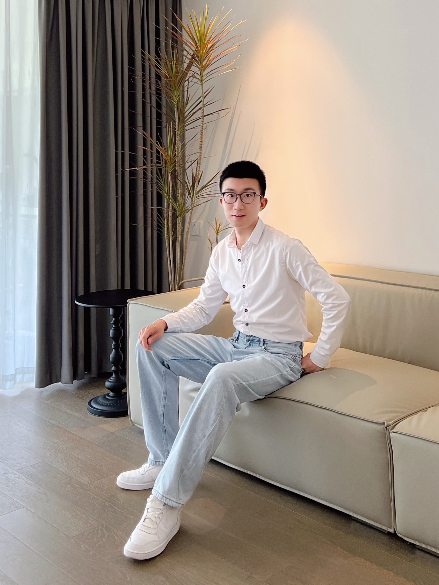 男生夏季清爽干净通勤穿搭:白衬衫搭浅蓝色牛仔真的好有少年感