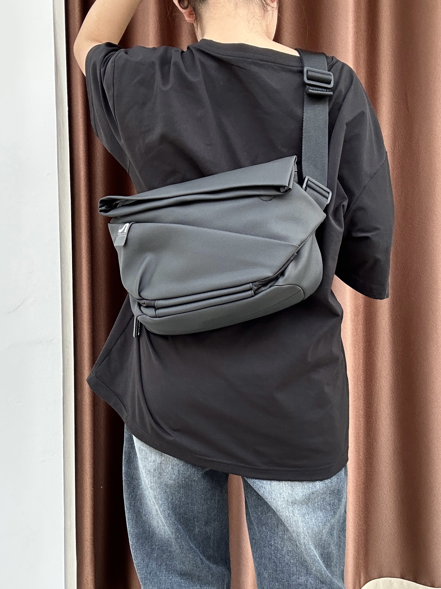 日常通勤必备的机能风斜挎包