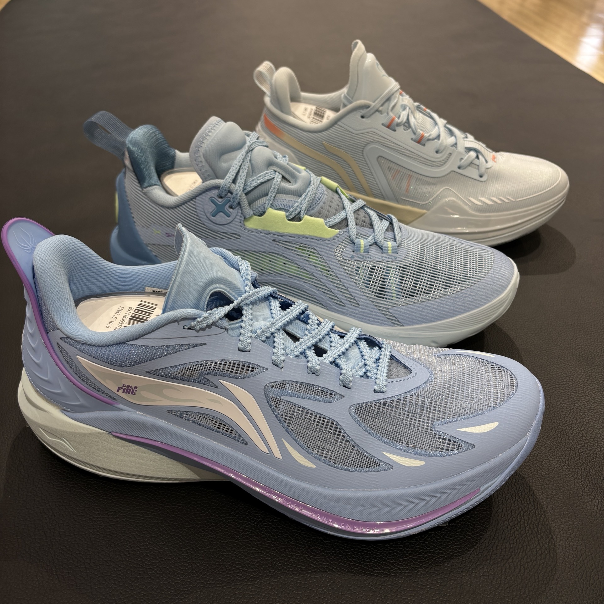 李宁蓝色篮球鞋