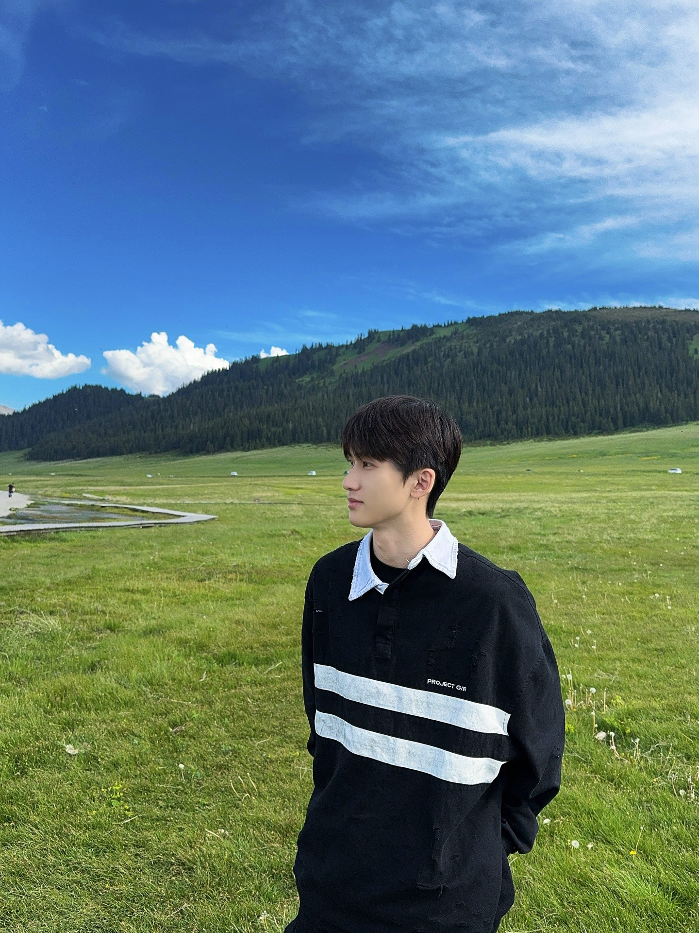 ➰简约的两条杠设计➕白领搭配 黑白色系永不落幕
男生拥有一件真