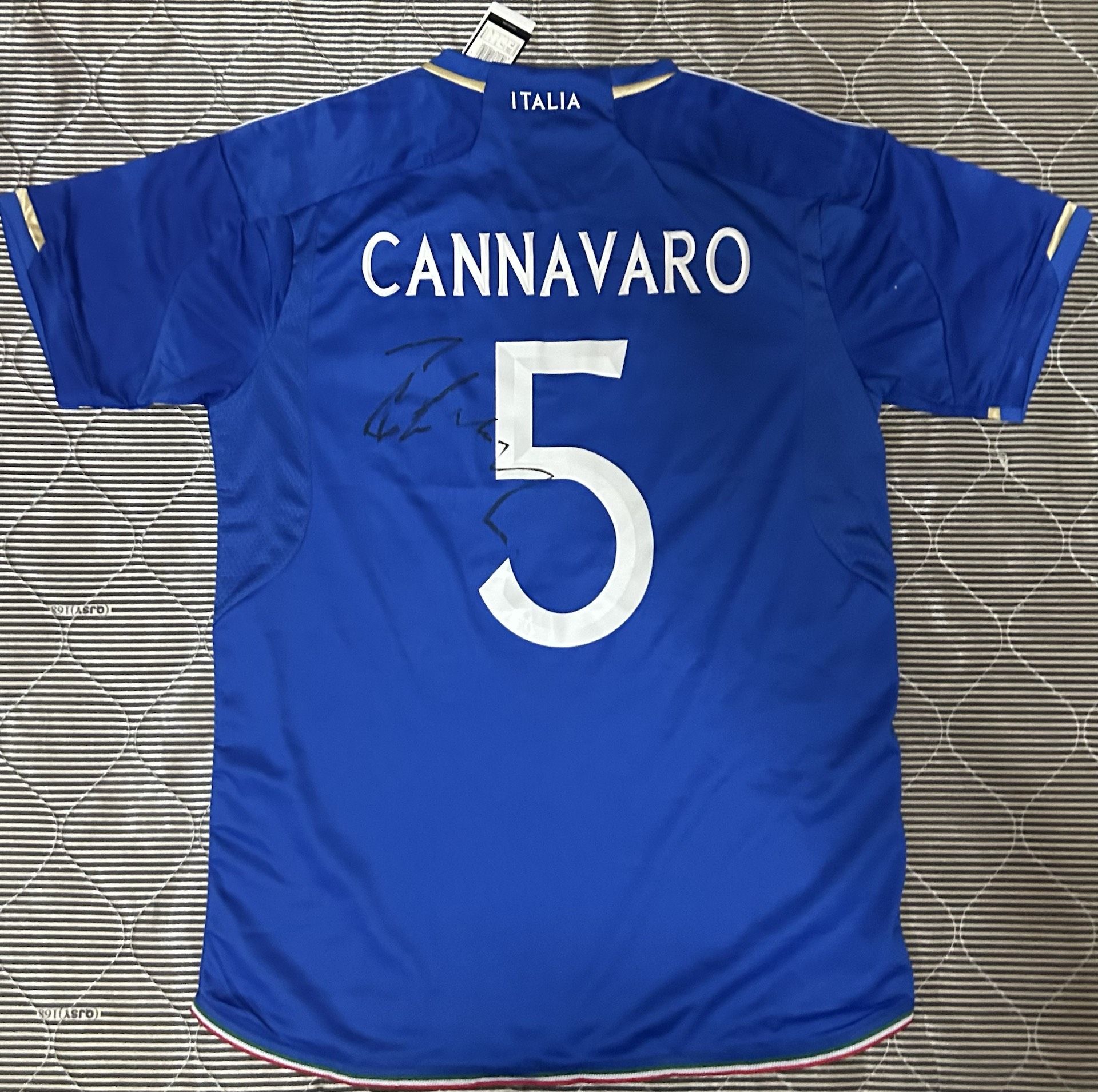 卡纳瓦罗和皮尔斯签名球衣