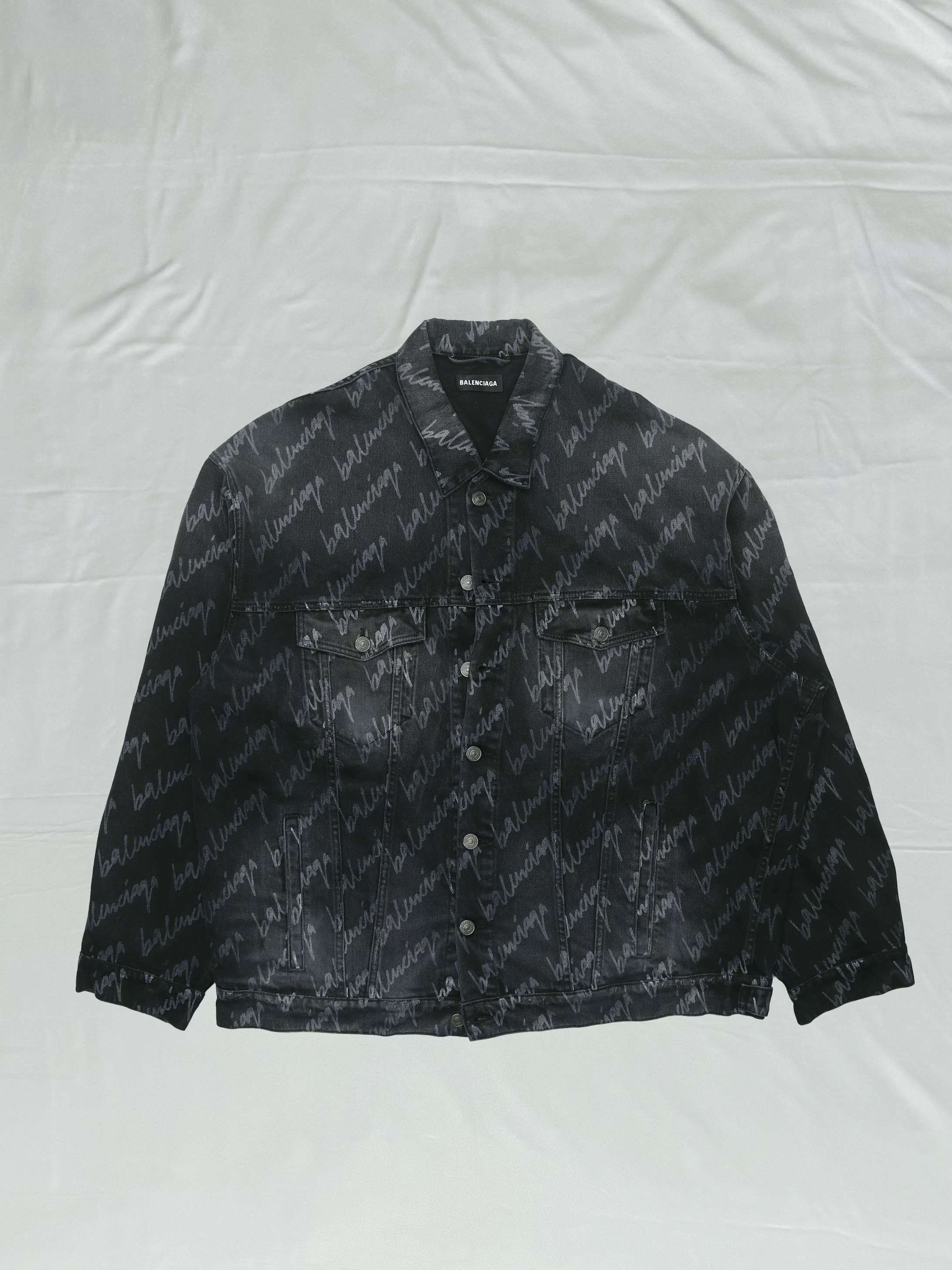 巴黎世家弹幕满印牛仔夹克外套