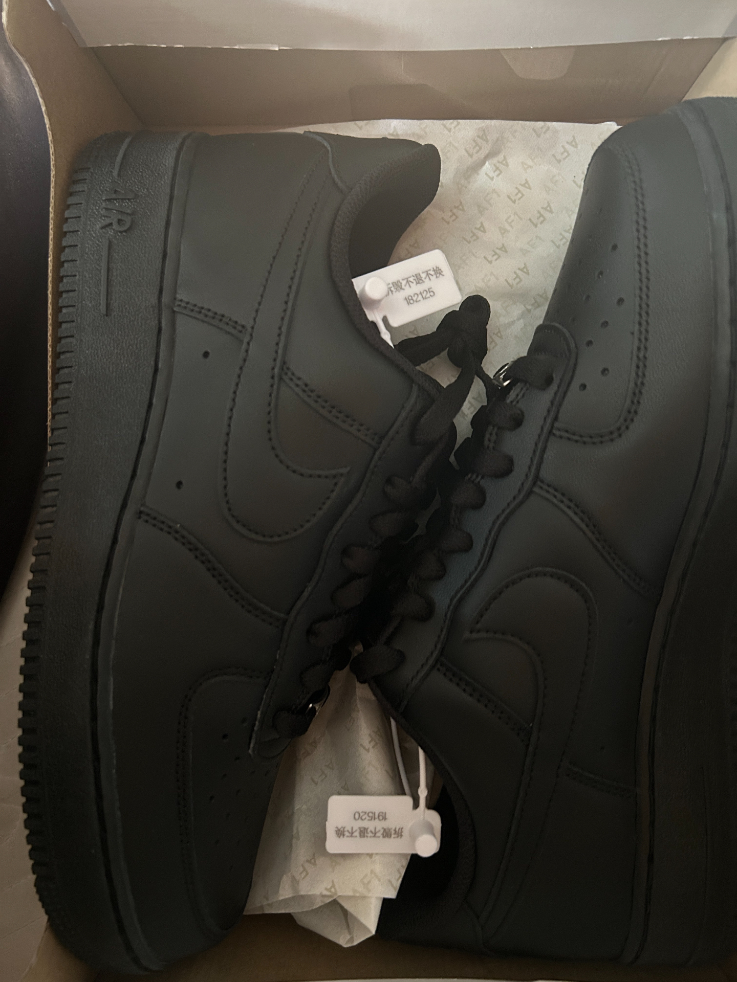 推荐一款超帅运动鞋黑武士耐克运动鞋