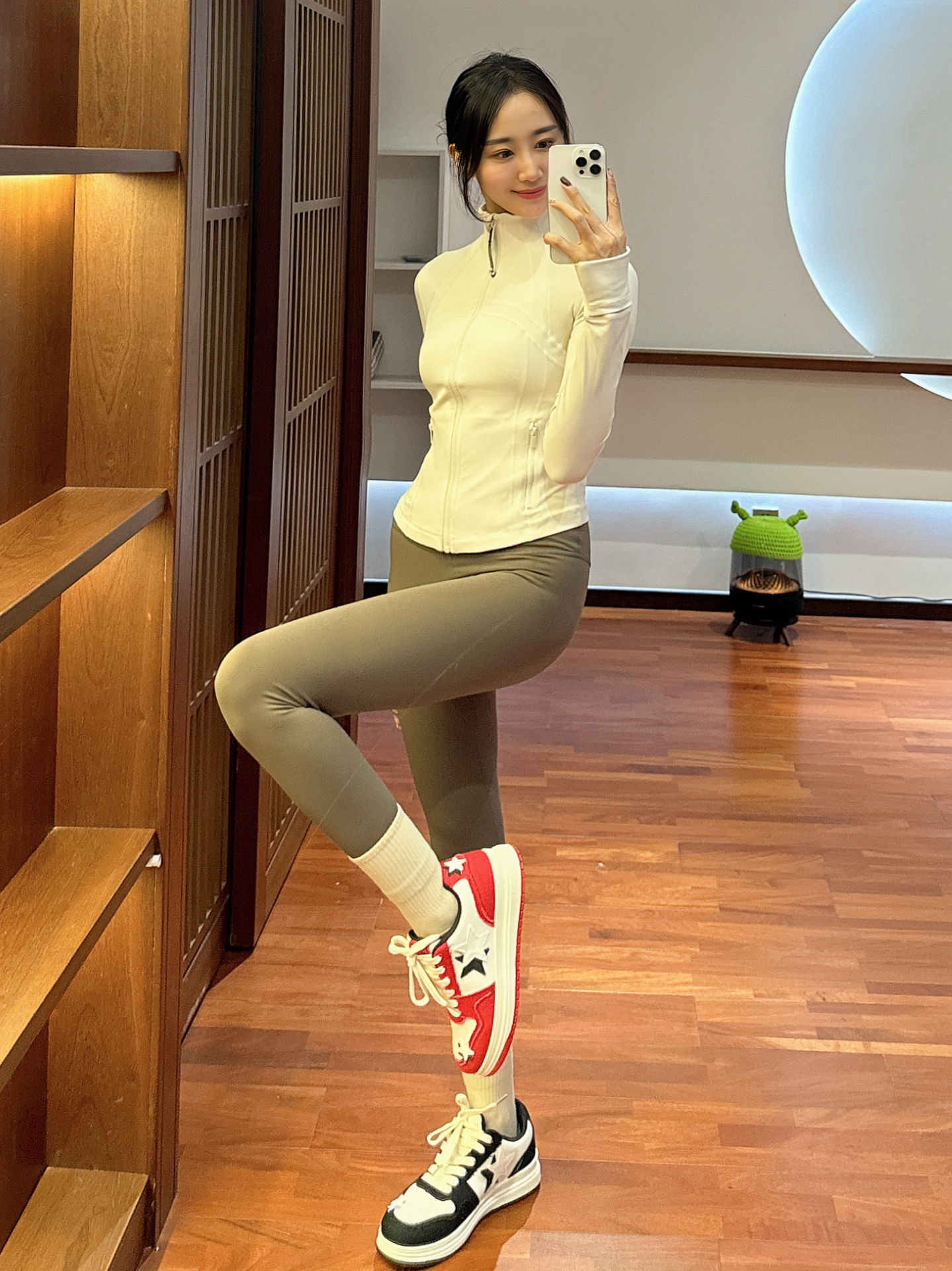 舒适柔软 黑红配色很亮眼 日常出街回头率拉满 #酷飒女生宝藏运动鞋