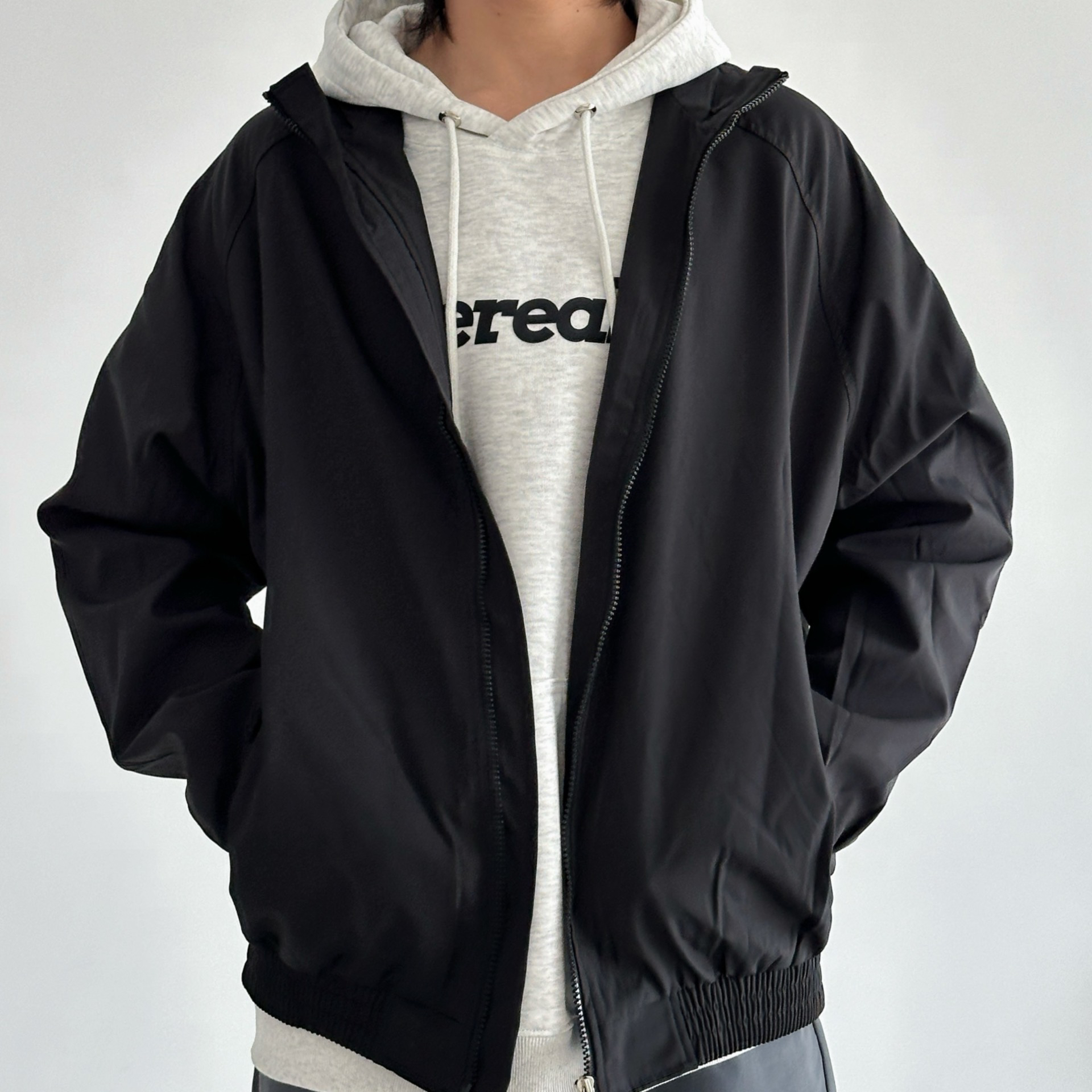 简约的黑色夹克配嬉皮帽