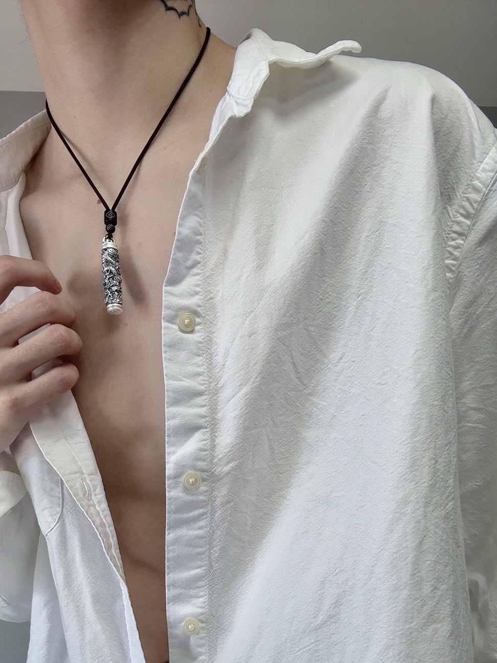 白衬戴祥龙项链真的绝配❗