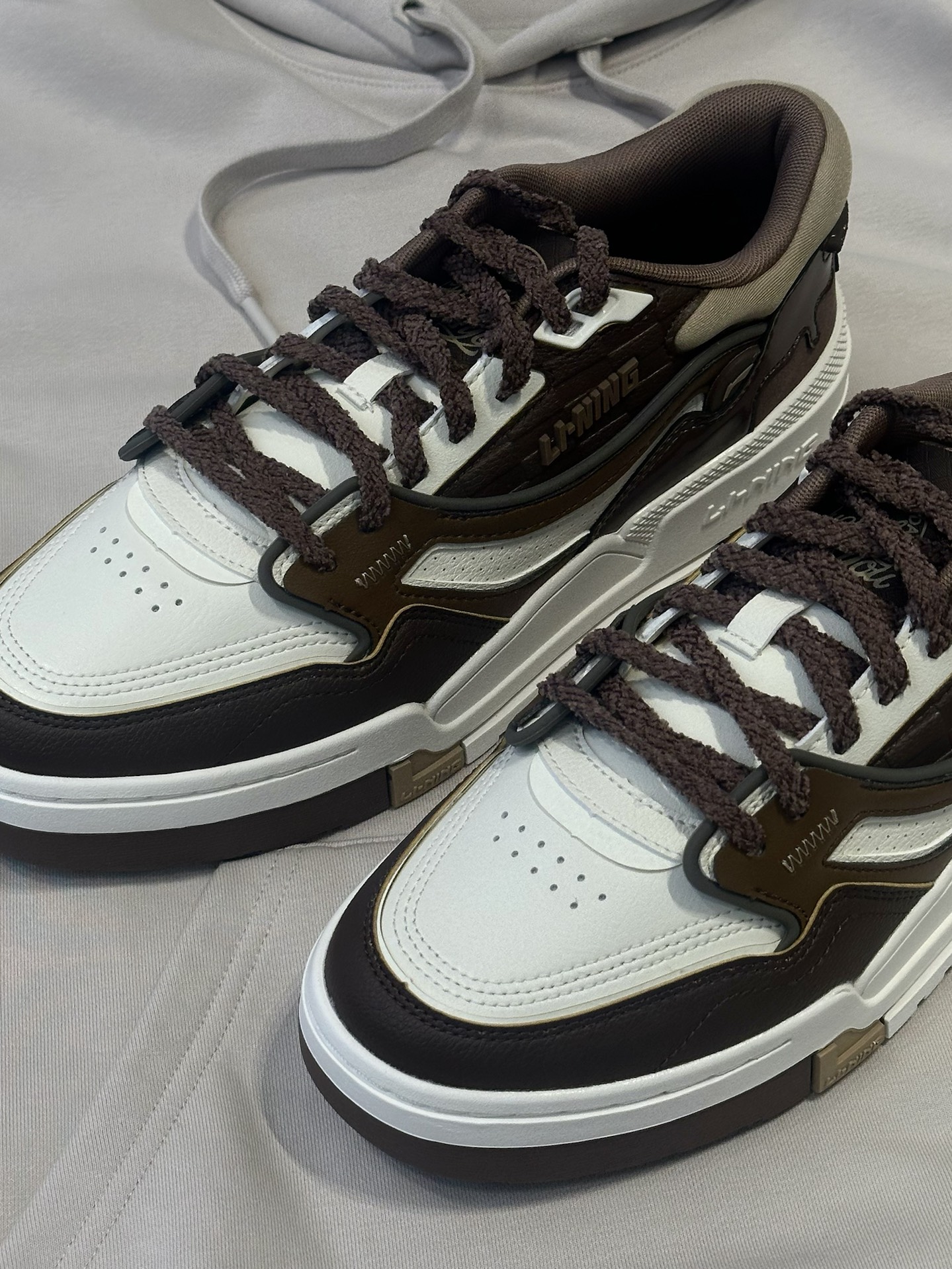 这是一双有巧克力味道的鞋子