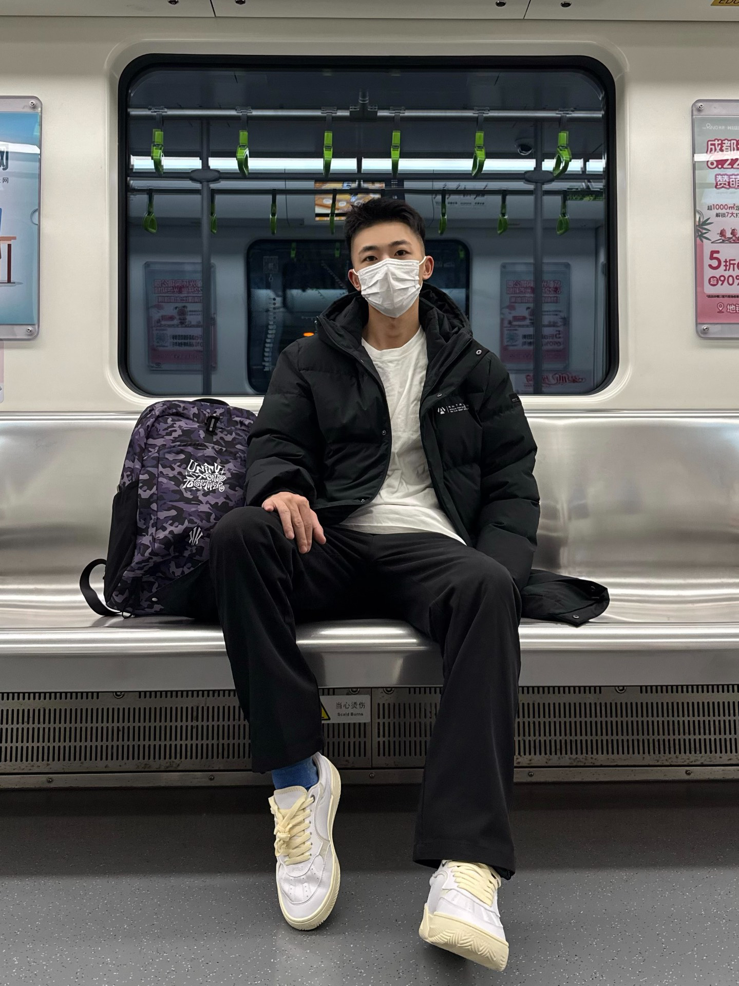 冬季作为一个超爱运动的男生
衣柜里怎么能没有一件长款羽绒服
最近新