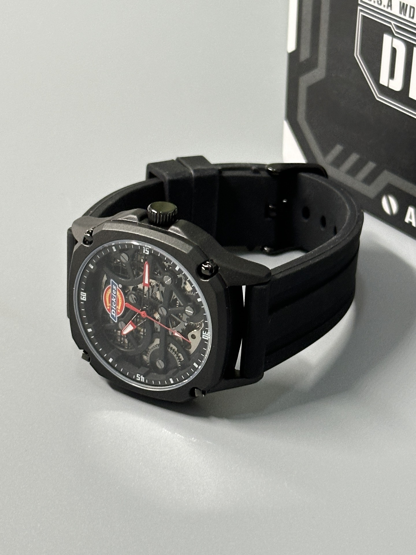 我是真的很会选礼物啊
给男朋友准备的dickies造物者手表到了
提前给