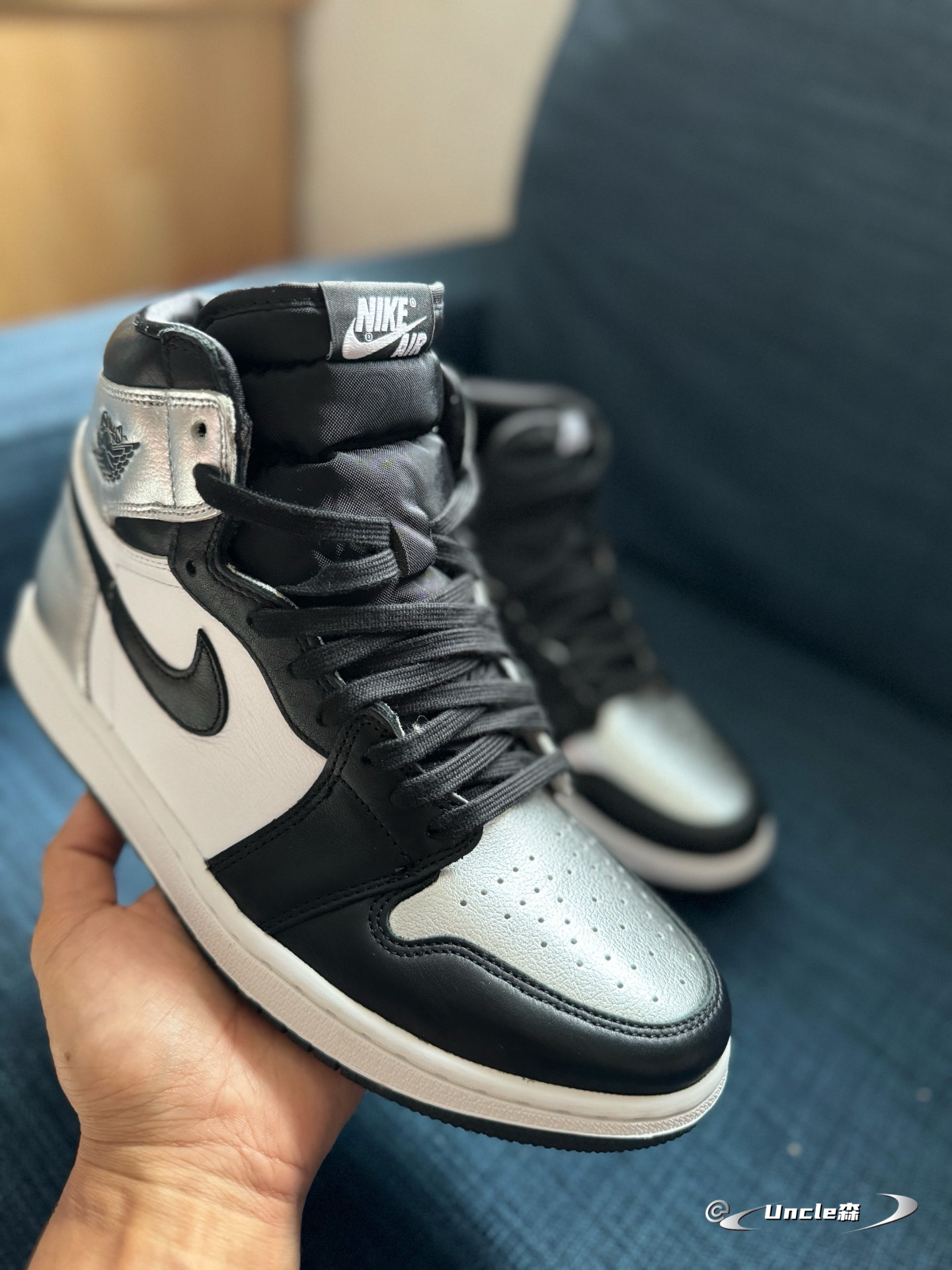 aj1黑银脚趾掉漆图片