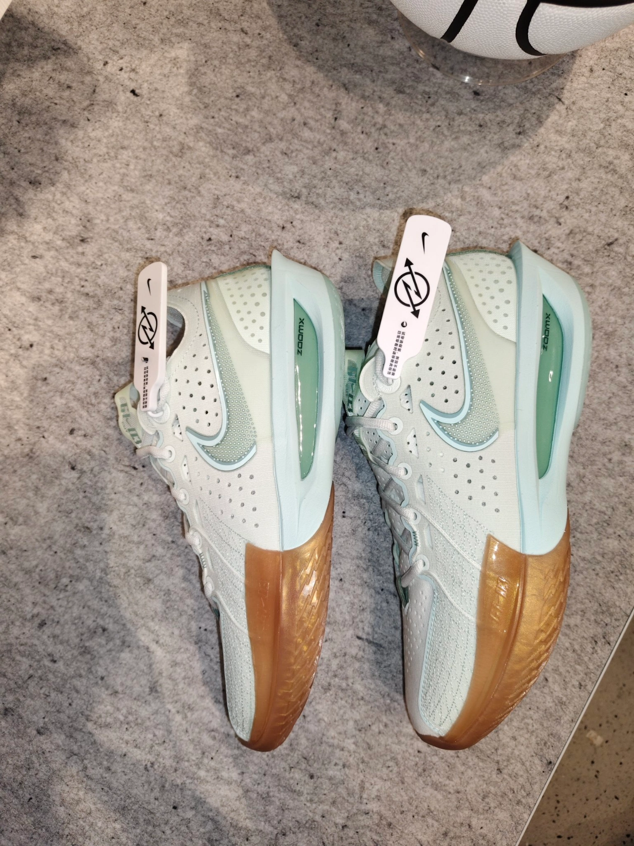 nike gt cut3后掌zoomx气垫减震耐磨,配色你们喜欢吗