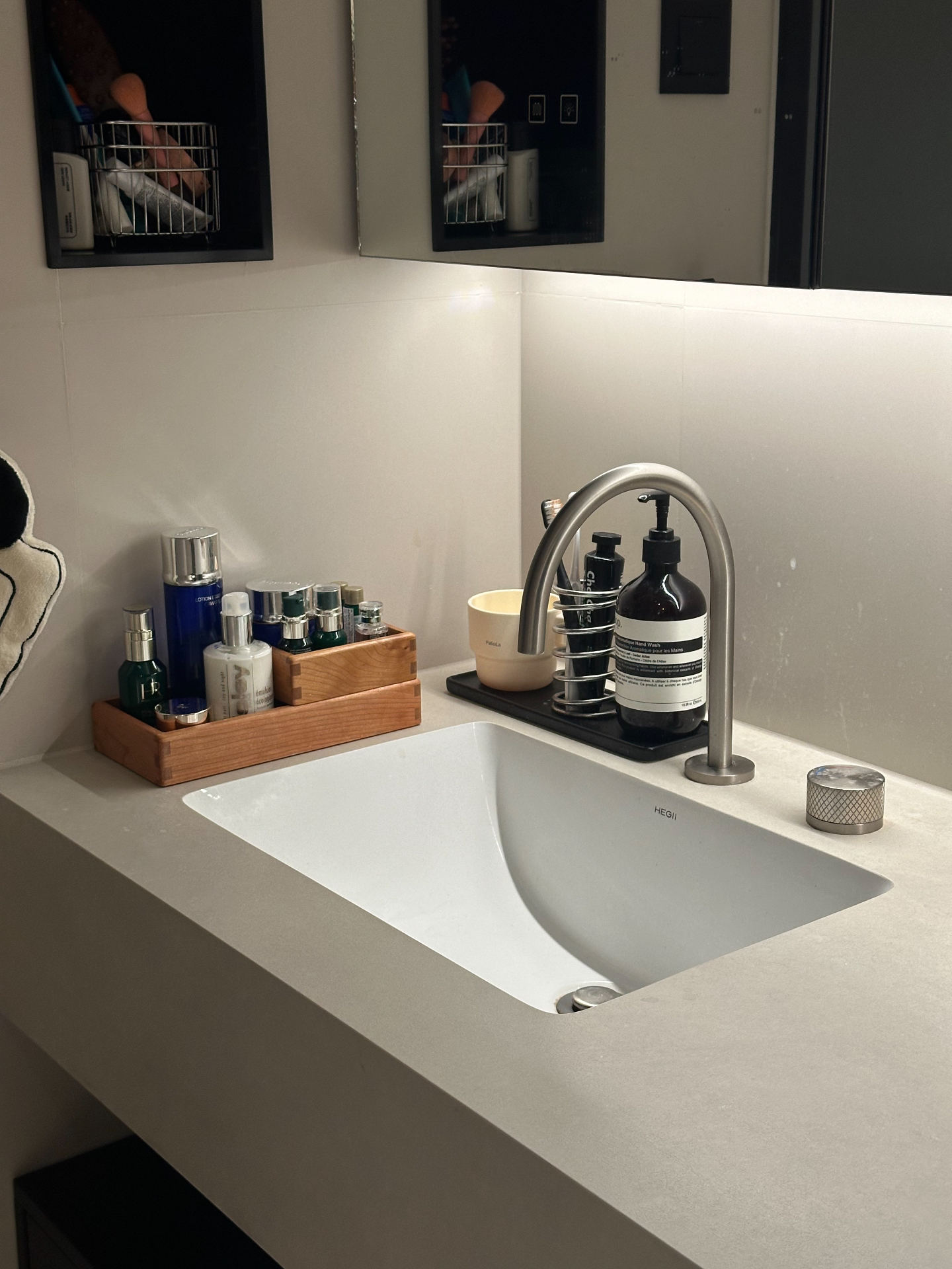 极简高级洗漱台收纳