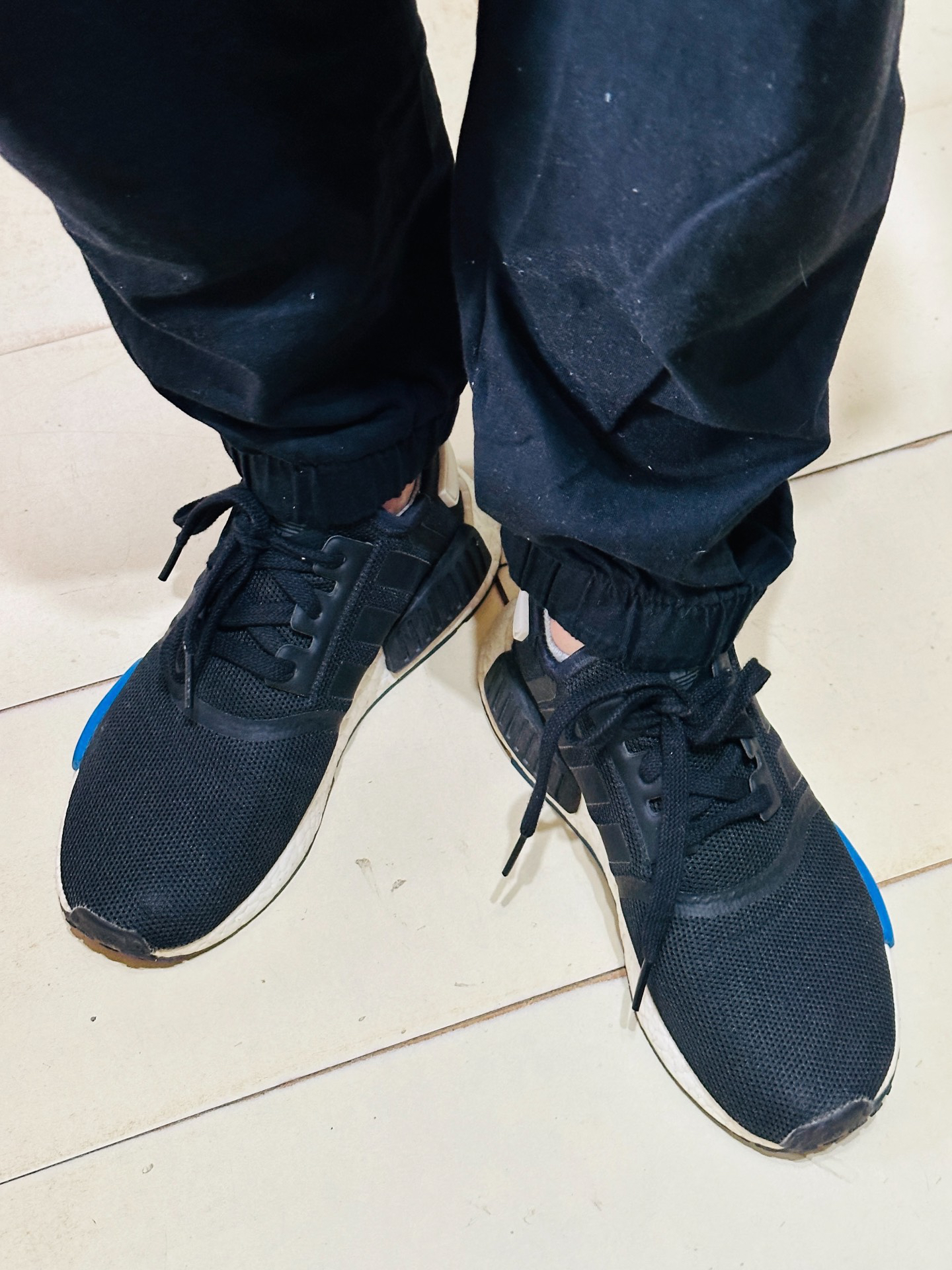 一双很舒服的7815休闲运动鞋 | 东京nmd黑蓝色