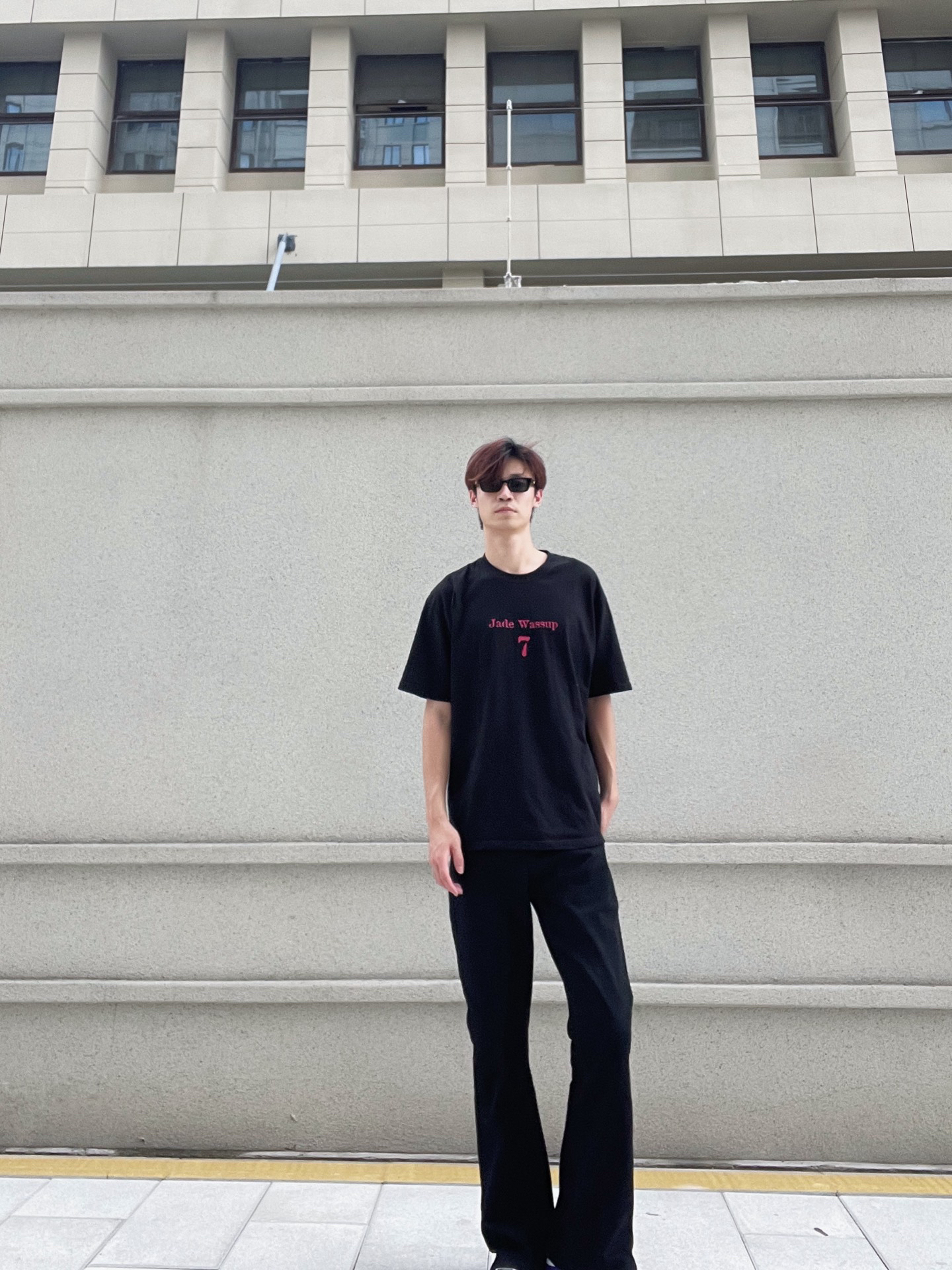 直筒牛仔裤,版型立体,先高显瘦,简约而不简单 — 鞋子:是一款紫色duck