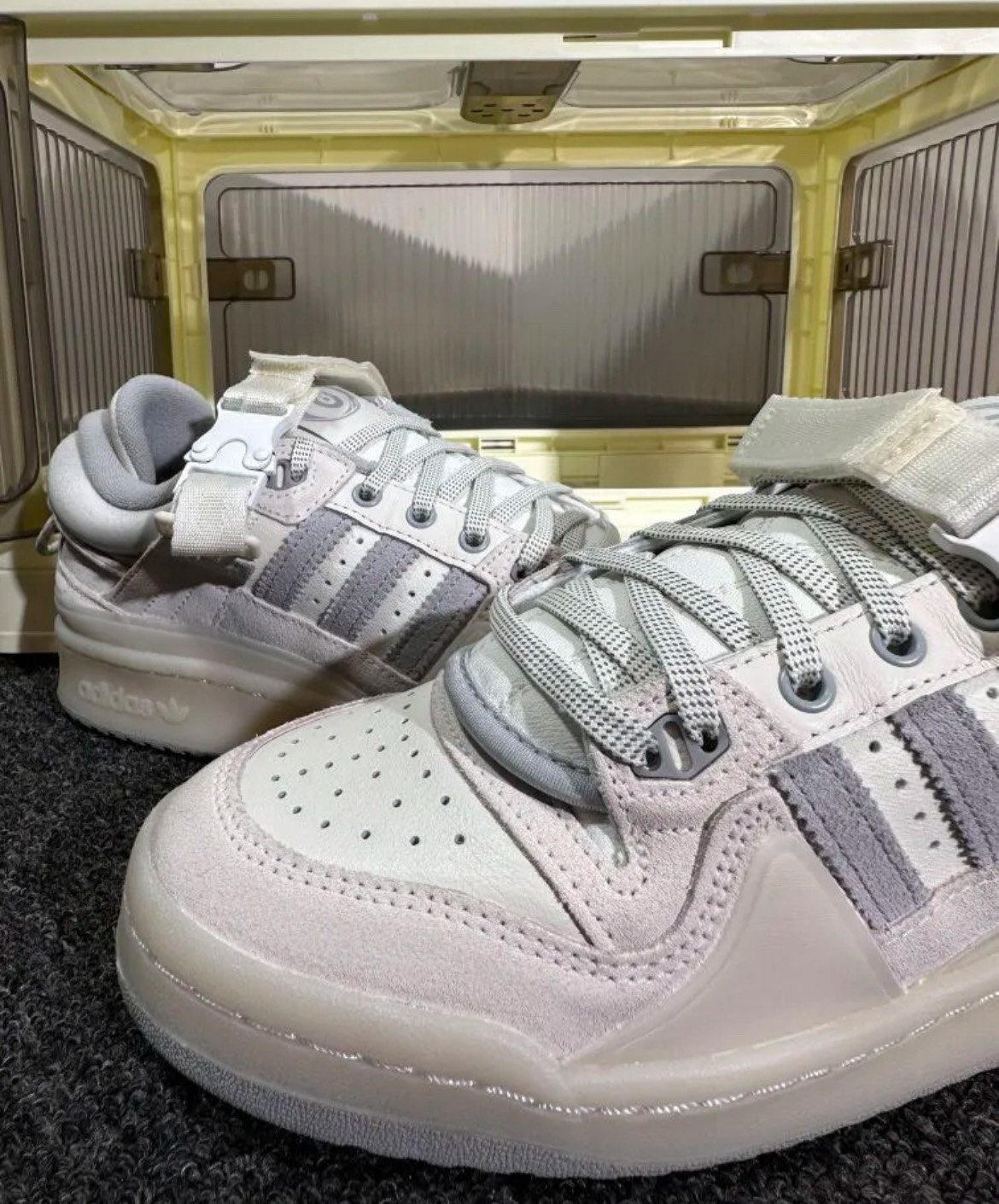 custom review-Bad Bunny X adidas originals FORUM Bad Bunny Кожа Устойчивая к истиранию Низкие Кроссовки для скейтбординга Унисекс