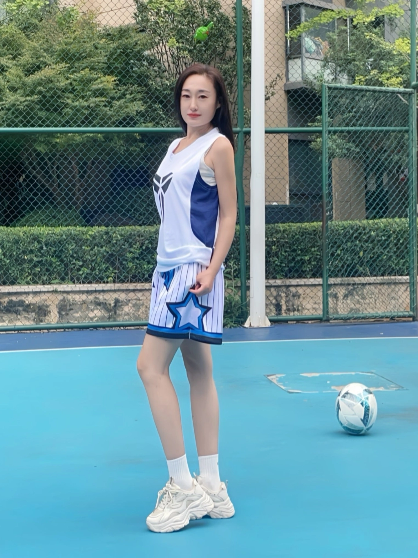 女孩穿篮球服也很酷呀!