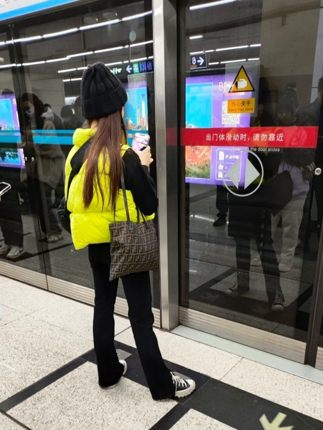 地铁街拍,芬迪帆布包小清新,眼前一亮