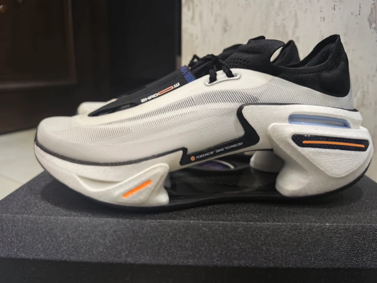 custom review-Лайнер Shadow 3,0 Low Top CloudTec Бег на длинные дистанции Спринт Беговые кроссовки Унисекс Черный Белый