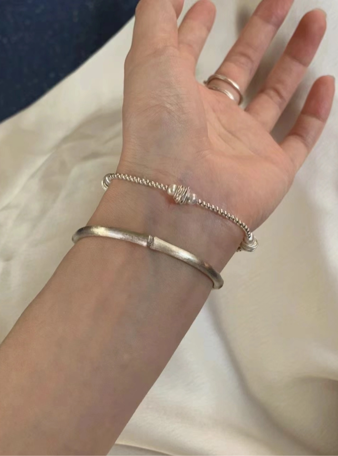 [耍酷] #氛围感手链闺蜜送的手镯 #我的宝藏小众手链 #宝藏手镯分享