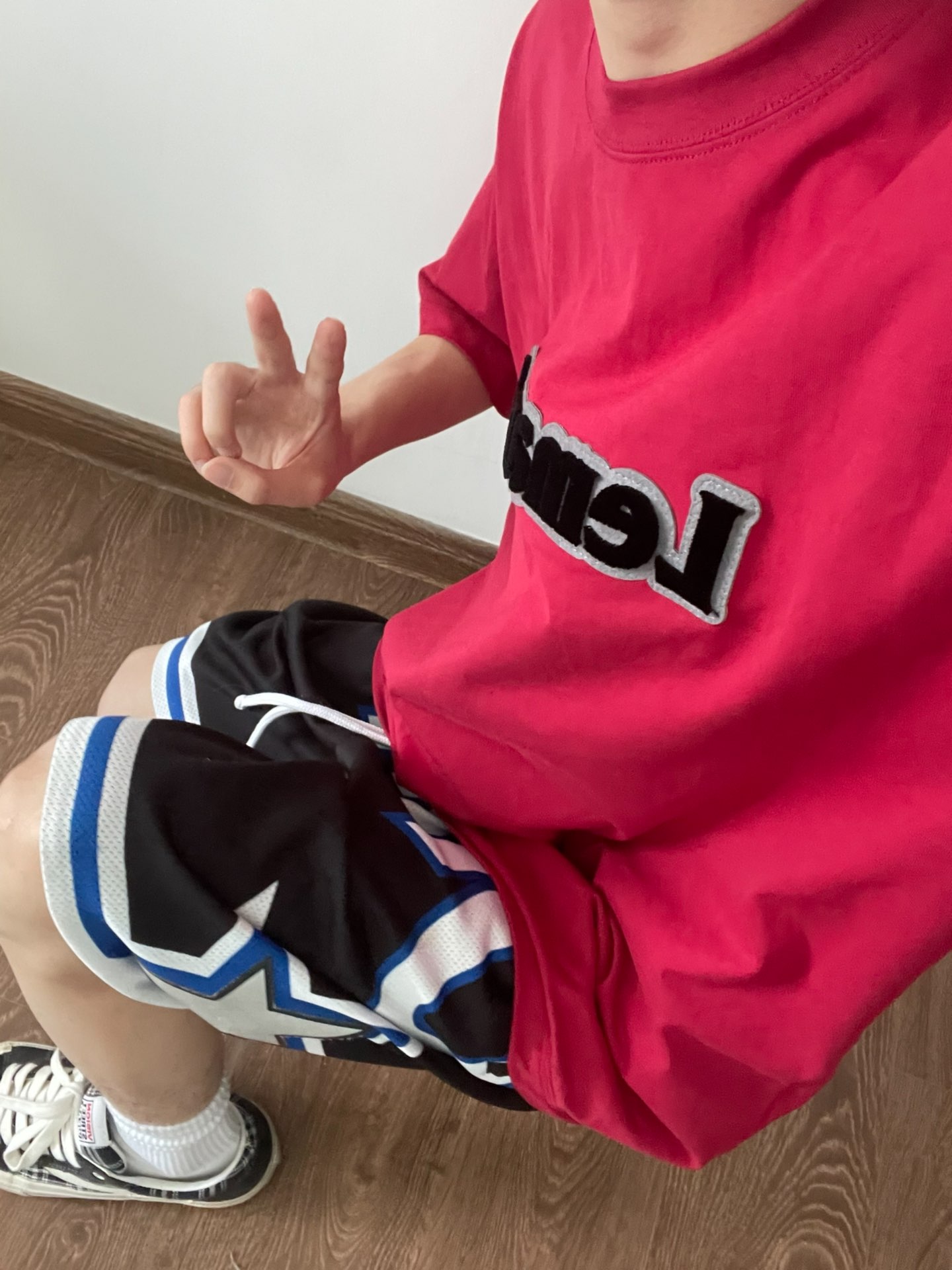 男生穿酒红色短袖简直不要太帅!