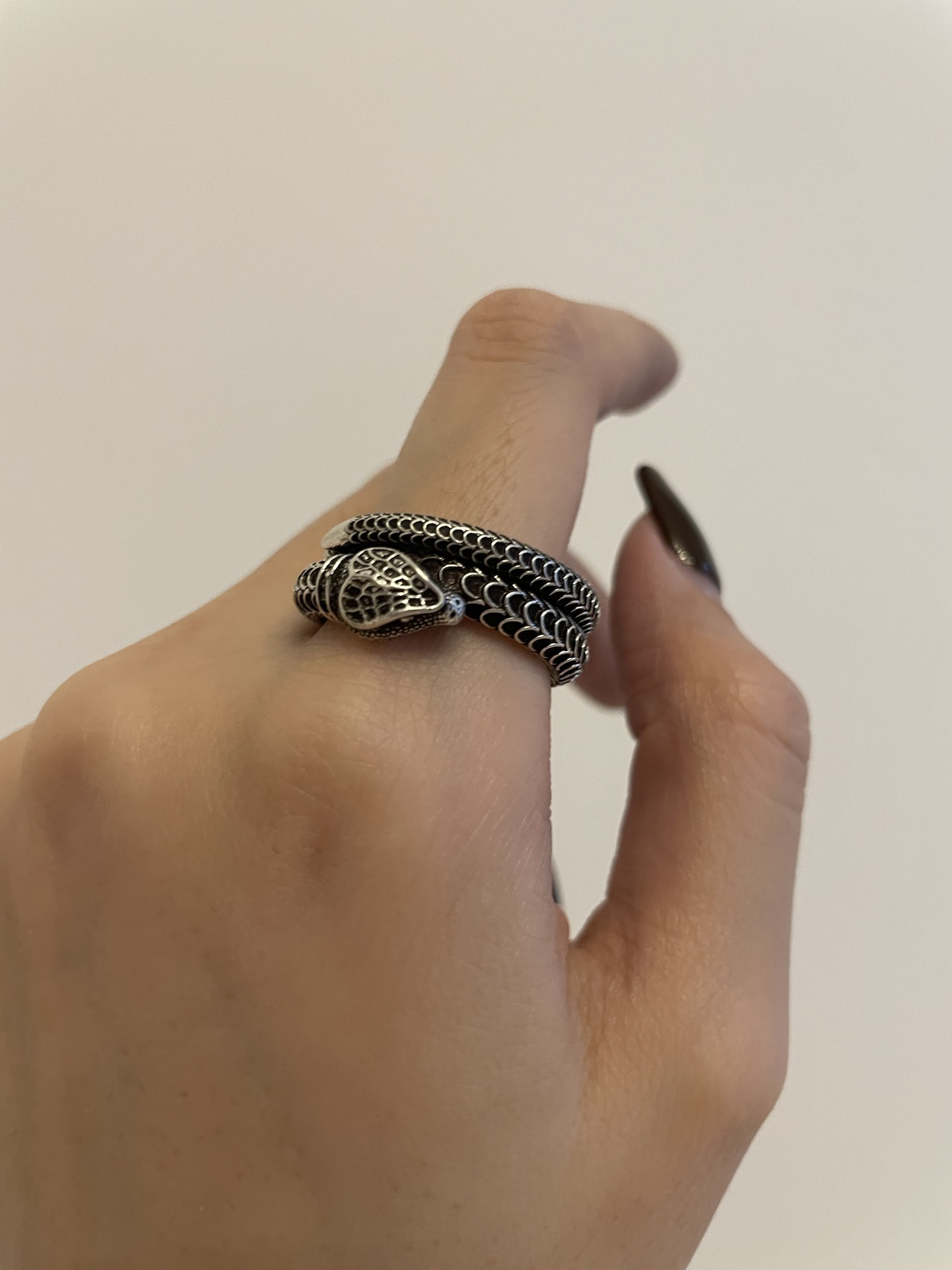 gucci古驰 花园系列 刻有鳞片的蛇形图案 925银 戒指 男款 银色