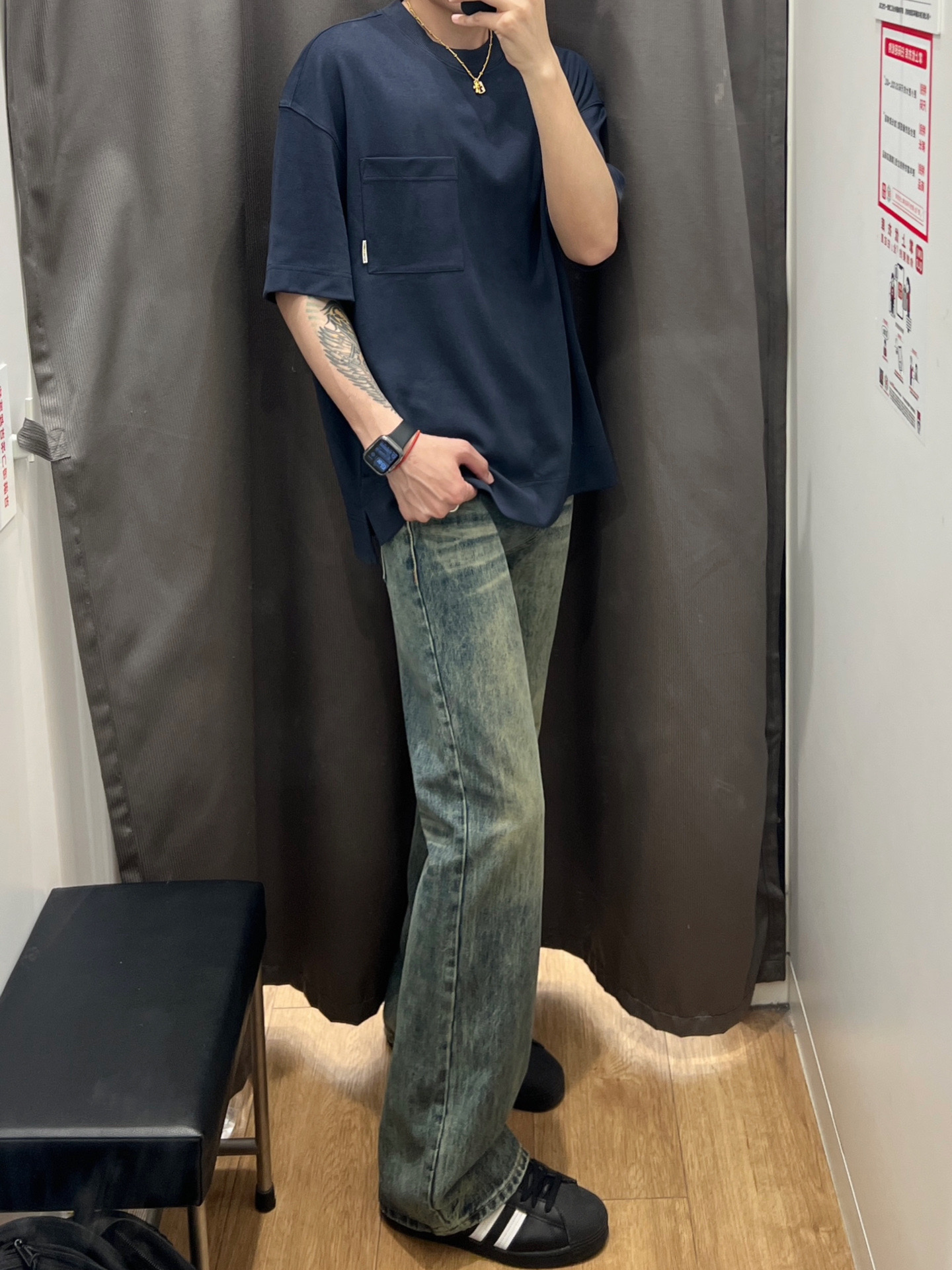 藏青色短袖搭配水洗牛仔裤 简单干净也很帅!