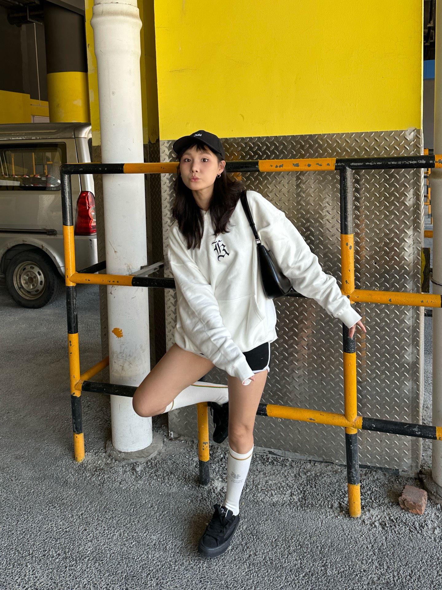 简单的卫衣
搭配短裤
压力小腿袜
穿上我的板鞋
妥妥的街头少女呀