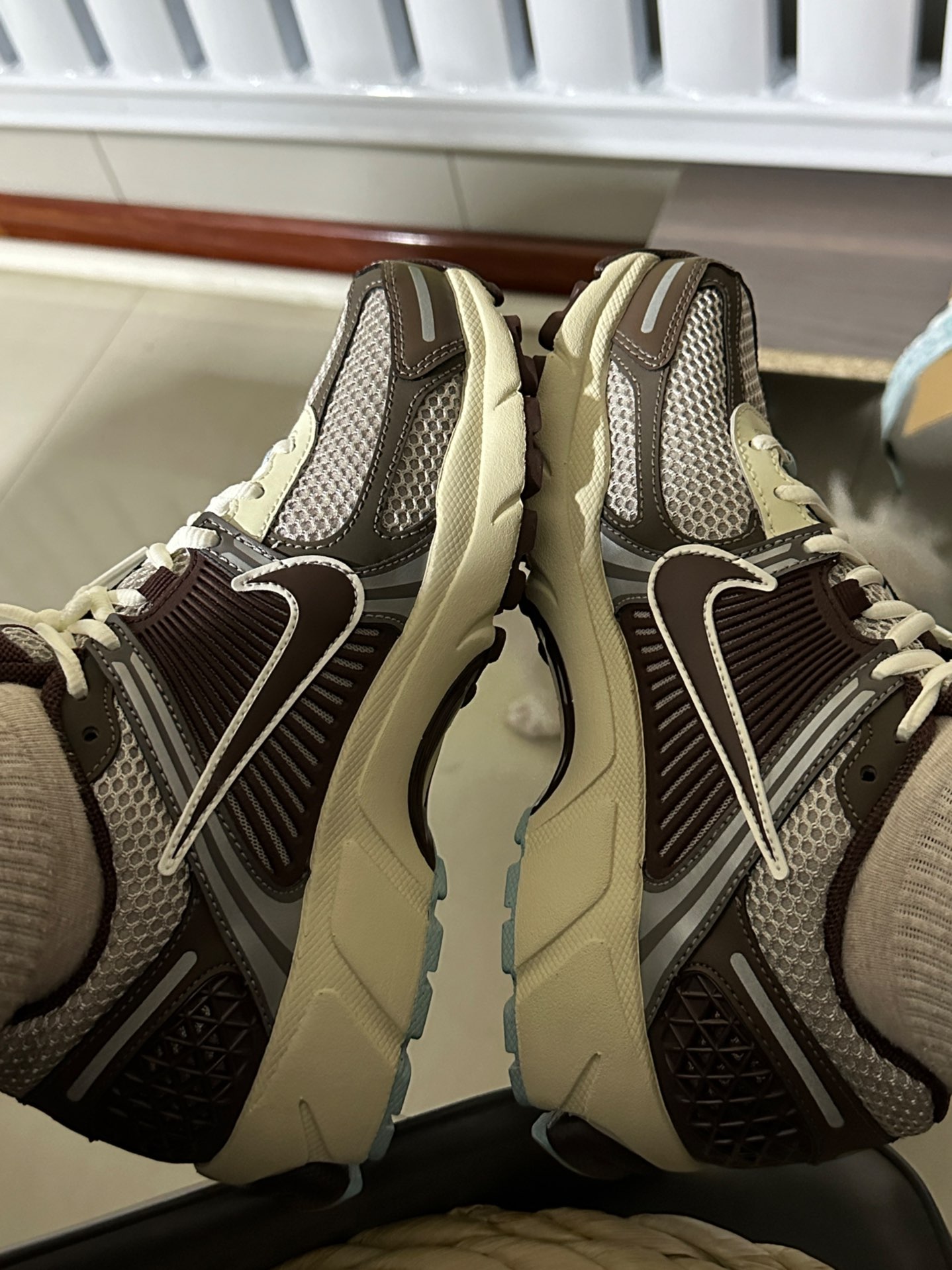 custom review-Nike Air Zoom Vomero 5 Легкий Низкий Топ Повседневный Тренировки Городской Коммутер Беговые кроссовки Женские Умбра