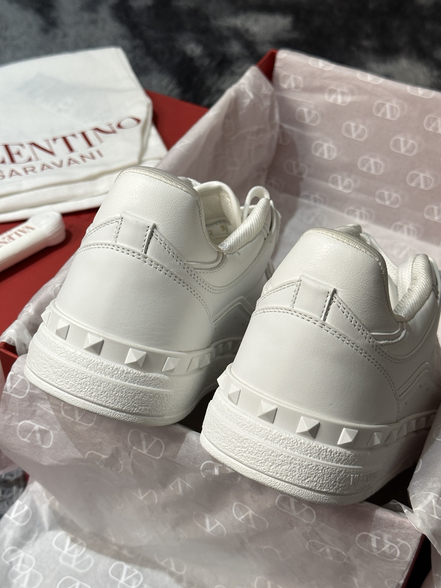 华伦天奴小白鞋