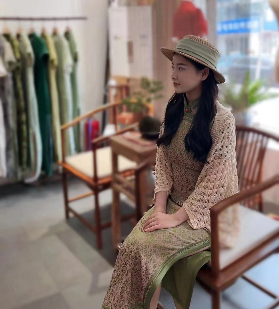 约会出去,我喜欢这个绿色的旗袍,配上复古帽子
