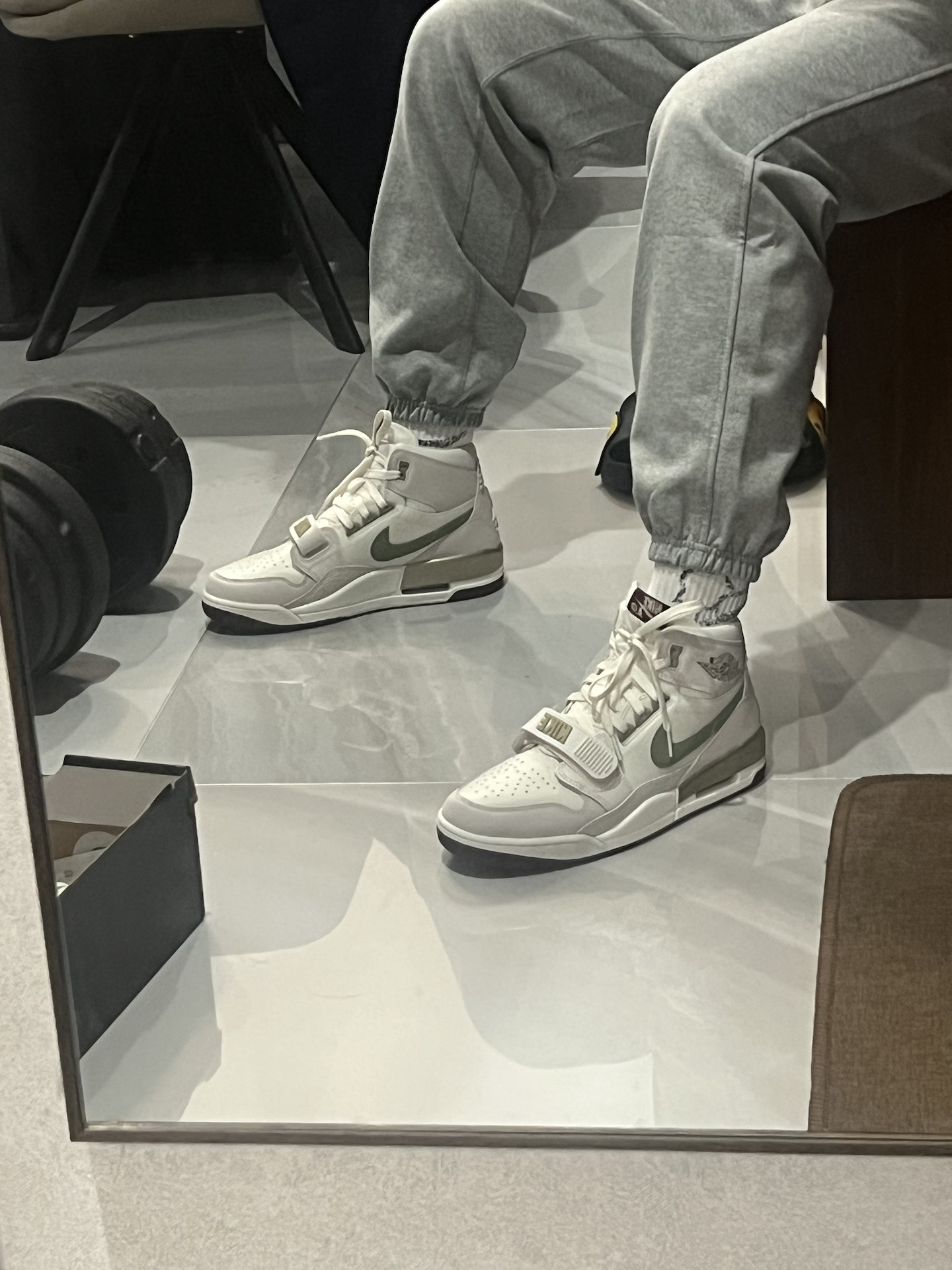 aj312龙年限定配色,真的很好看,搭配灰色的裤子,整体的浅色调就出来了