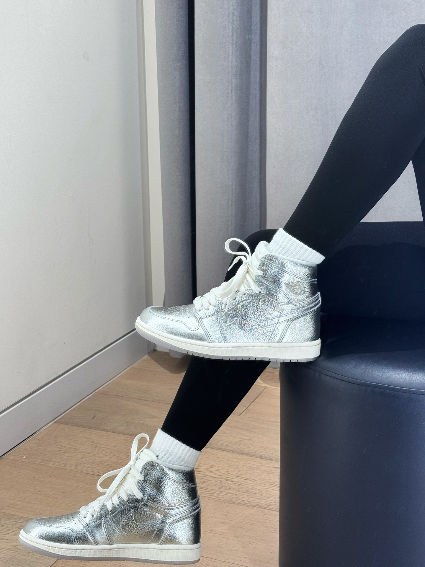aj1颜色那么多,这么亮真没几双🤩
少有鞋款光芒能盖过它～🪙🪙
