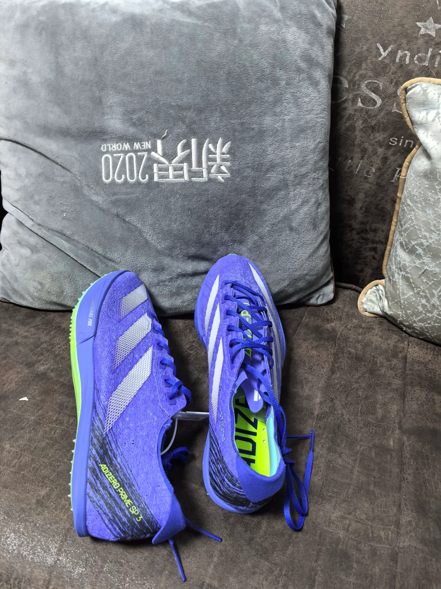 阿迪达斯跑鞋大蝉翼