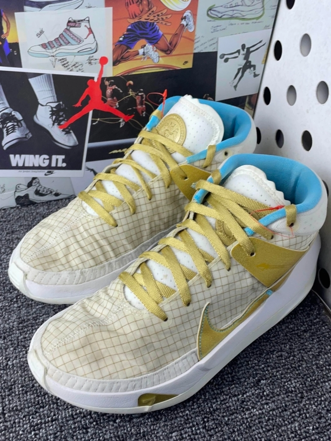 nike kd13 实战篮球鞋 白金的配色干净百搭 尼龙的材质鞋面上脚轻便