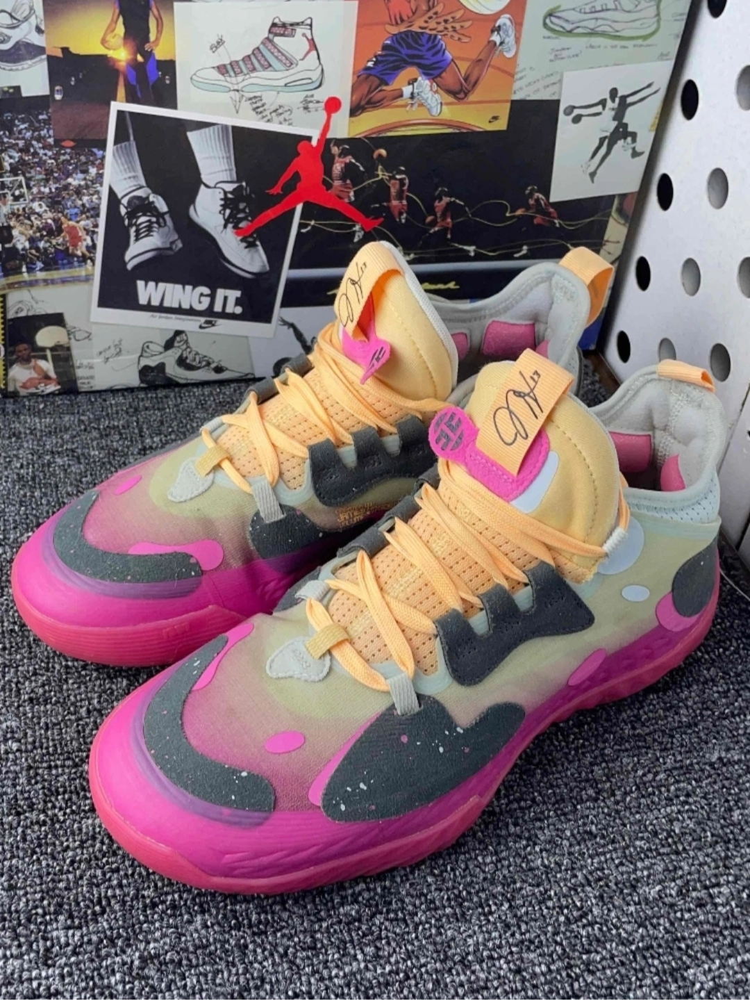 adidas 哈登5实战篮球鞋
粉黑的配色上脚颜值很高
boost大底减震回弹